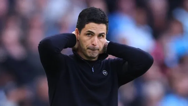 MANCHESTER, ENGLAND - APRIL 19: Mikel Arteta manager / head coach of Arsenal reacts during the Premier League match between Manchester City and Arsenal at Etihad Stadium on April 19, 2026 in Manchester, England. (Photo by Catherine Ivill - AMA/Getty Images)