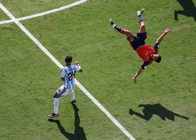 Fernandez’s foul on Pau Cubarsi saw him sent off