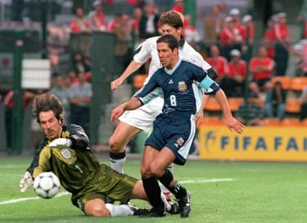 David Seaman contests a loose ball with Diego Simeone in 1998